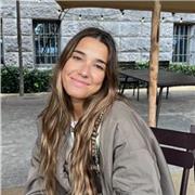 Profesora de apoyo y ayuda con deberes para niños de primaria